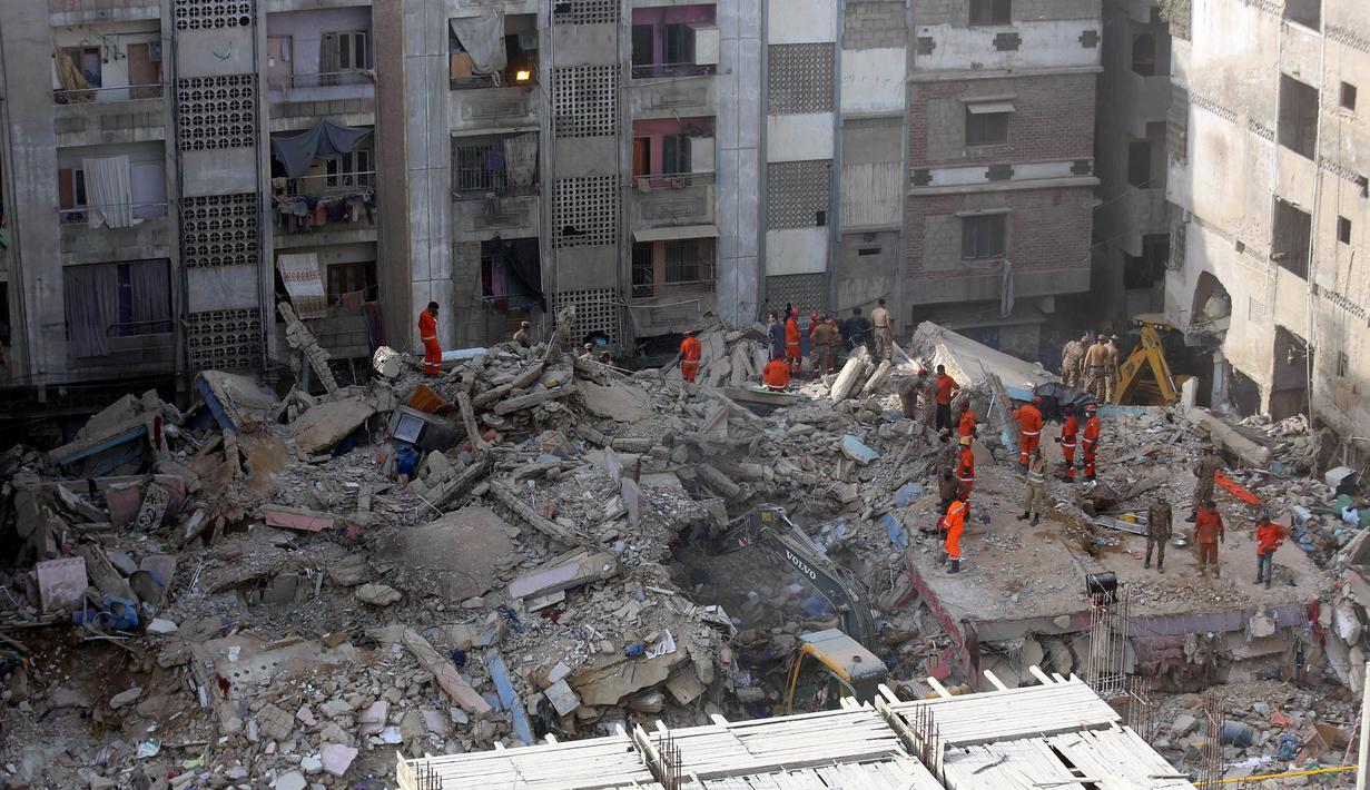 Tim penyelamat mengevakuasi lokasi reruntuhan sebuah bangunan di Karachi, Pakistan (8/6/2020). Korban tewas akibat runtuhnya gedung permukiman lima lantai di Karachi bertambah menjadi 13 orang pada Selasa (9/6) pagi waktu setempat. (Xinhua/Str)