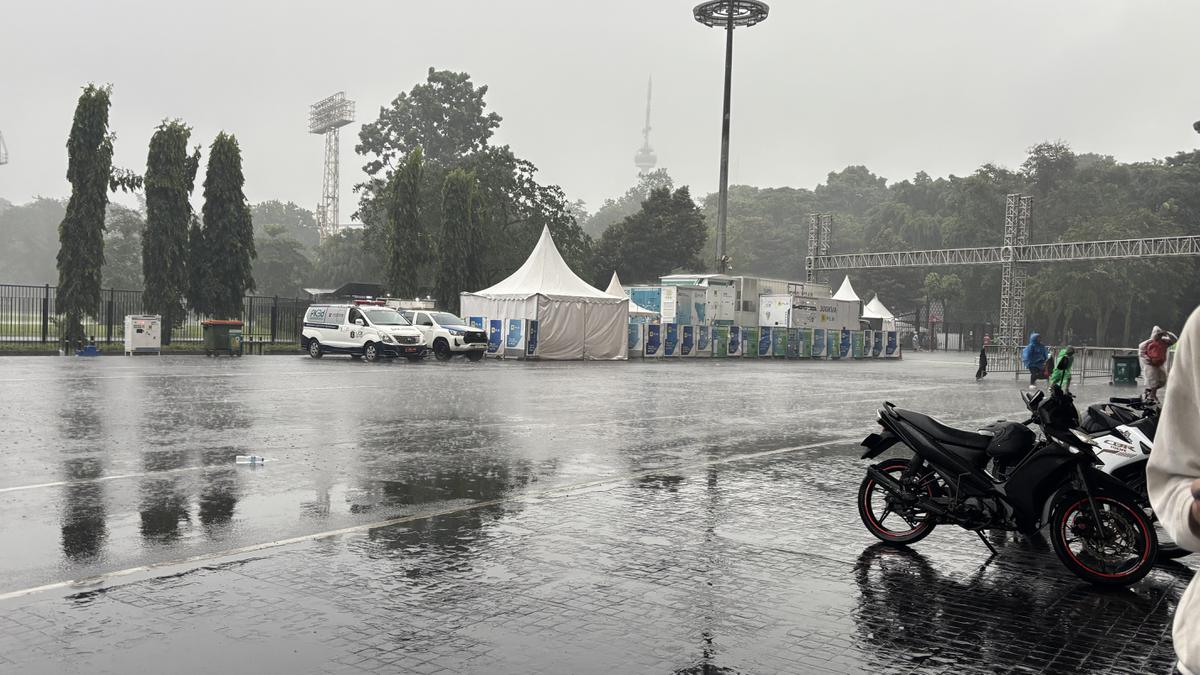SUGBK Diguyur Hujan Deras Jelang Pembukaan Piala Presiden 2025