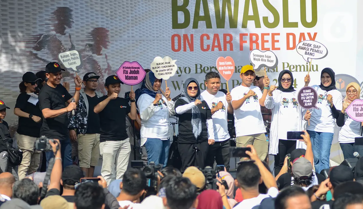 Aksi ini mendapat atensi dari masyarakat yang sedang beraktivitas di car free day. Bawaslu mengajak masyarakat untuk bersama-sama mengawasi dan lapor dugaan pelanggaran ke Bawaslu. (merdeka.com/Arie Basuki)