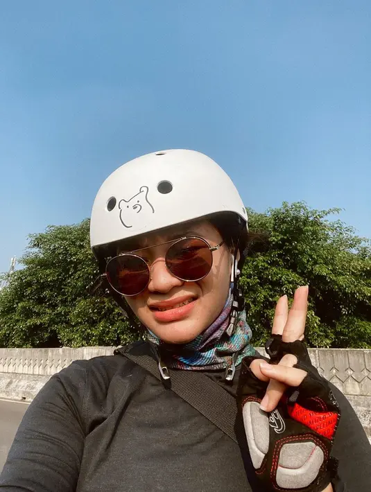 "Banyak banget (manfaat). Pertama kaki jadi kuat. Amel jadi tahu jalan loh. Jadi ragu banget jalan dari Blok M ke Senayan. Nggak terlalu jauh sih, tapi senang banyak banget manfaatnya," ujar Amel Carla. (Instagram/amelcarla)