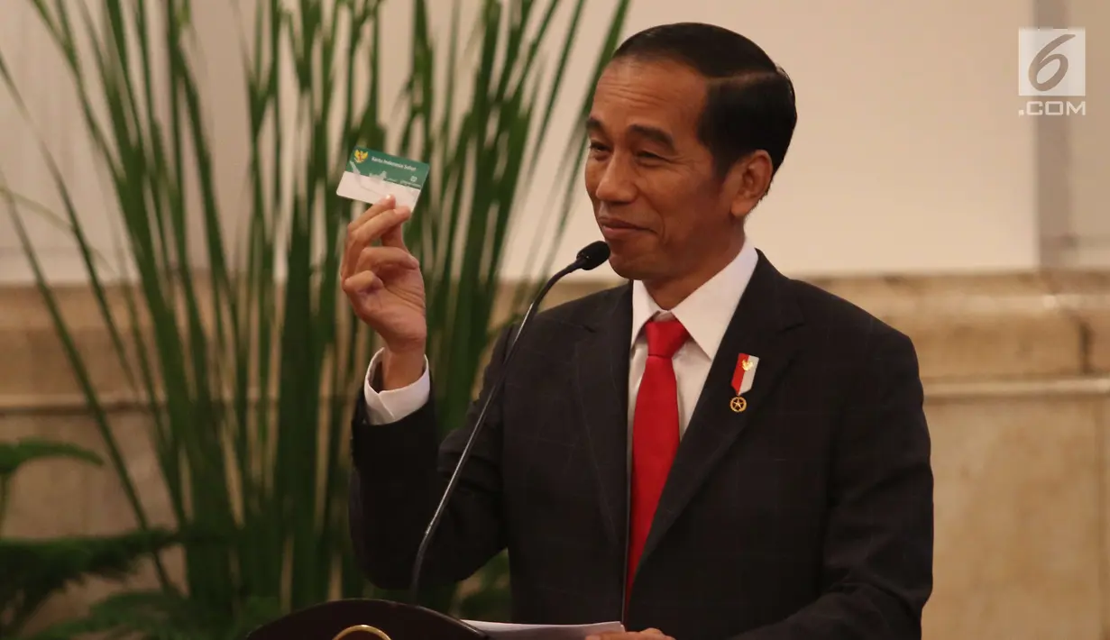Presiden Joko Widodo menjelaskan Kartu Indonesia Sehat acara silaturahmi dengan penerima manfaat Jaminan Kesehatan Nasional (JKN) dan Kartu Indonesia Sehat (KIS) di Istana Negara, Jakarta (23/5). (Liputan6.com/Angga Yuniar)