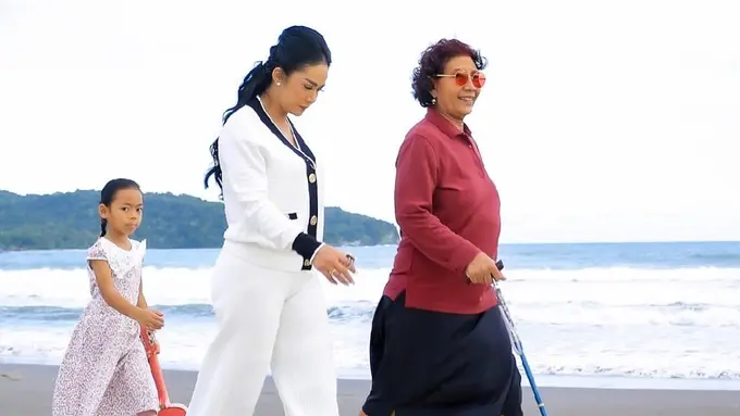 Krisdayanti dan Susi Pudjiastuti (Instagram/krisdayantilemos)