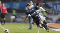 Esteban Vizcarra menjadi sasaran terjangan pemain 'Kuda Hitam' Yanto Basna pada laga final Torabika Bhayangkara Cup 2016 di SUGBK, Jakarta, Minggu (3/4/2016). (Bola.com/Nicklas Hanoatubun)