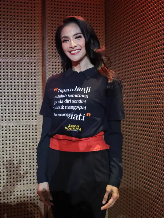 Kebahagiaan Maudy atas produksi pertunjukan Teater Abang None Jakarta ke-14 terpancar di wajahnya. Seringkali Maudy melemparkan senyum saat temu media pada Kamis (21/9/2023) di auditorium Galeri Indonesia Kaya, Jakarta. [Foto: Bambang E Ros/Fimela.com]