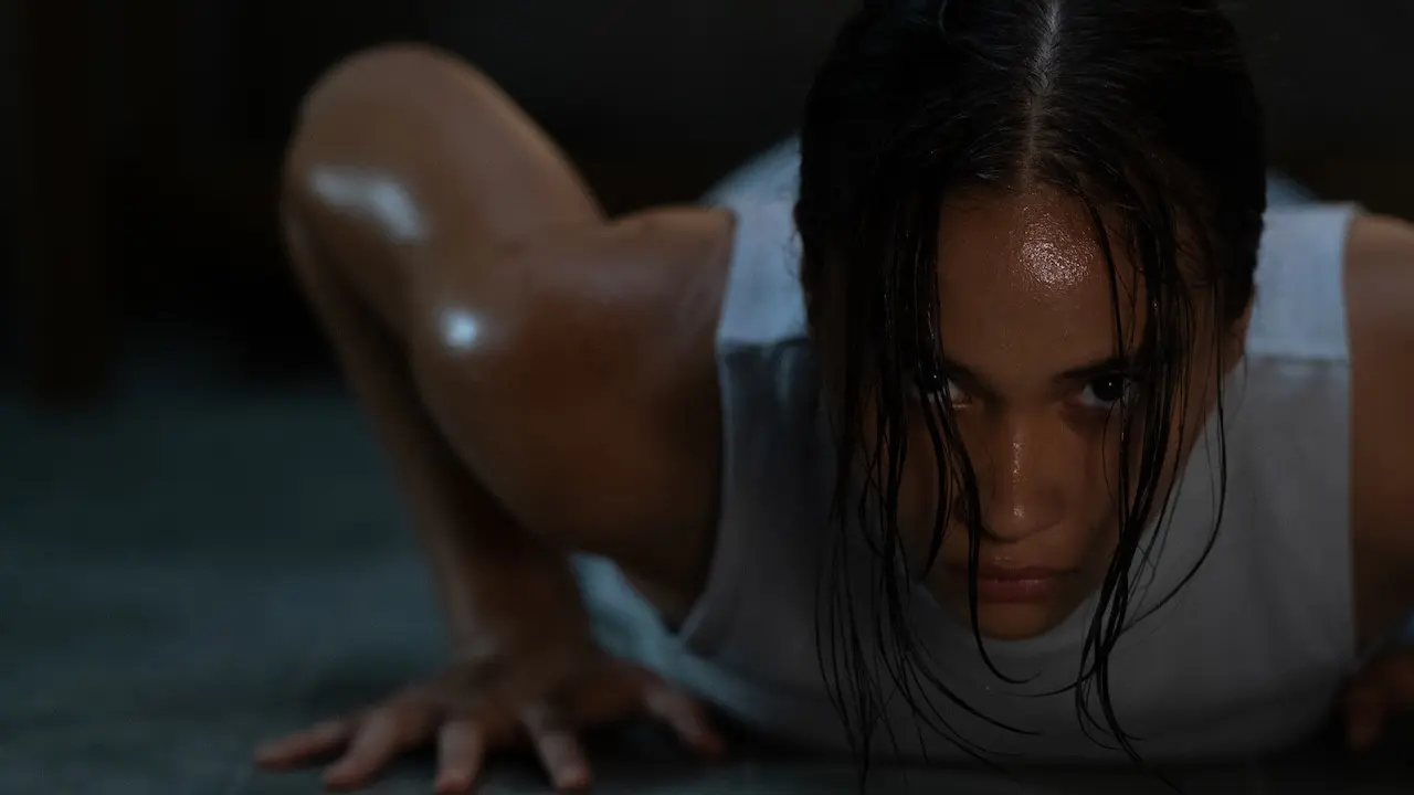 Aurora Ribero dalam The Shadow Strays. (Netflix)