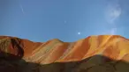 Foto eksposur panjang yang diabadikan pada 13 Agustus 2020 ini menunjukkan hujan meteor Perseid di Taman Geologi Nasional Danxia Zhangye di Zhangye, Provinsi Gansu, China barat laut. (Xinhua/Zhong Xiaoliang)