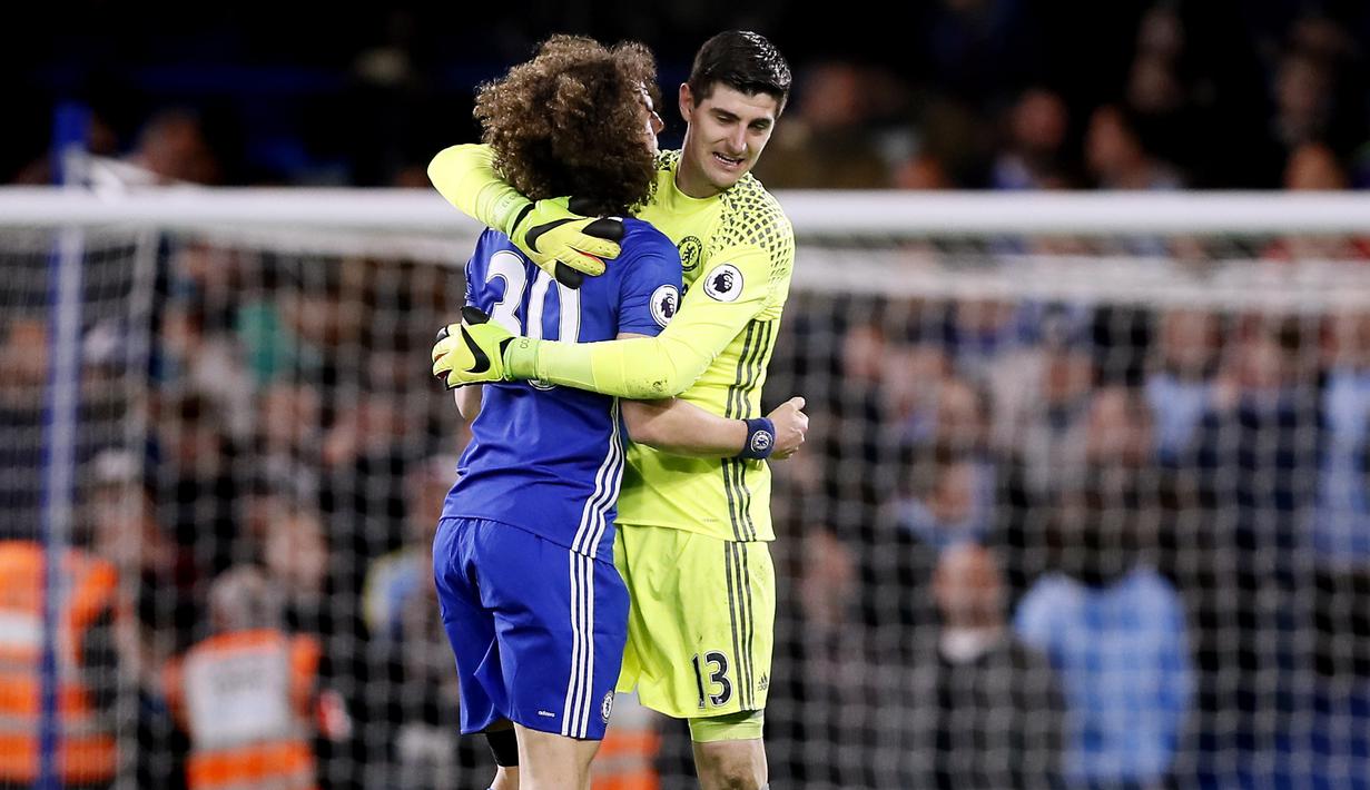 Ekspresi kemenangan dua pemain Chelsea, Thibaut Courtois (kanan) dan David Luiz usai timnya melawan Manchester City pada lanjutan Premier League di Stamford Bridge stadium (5/4/2017). Chelsea menang 2-1. (AP/Kirsty Wigglesworth)