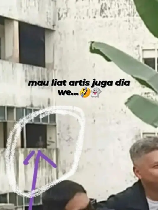 Raffi Ahmad kemudian mengunggah fotonya setelah di zoom. Ada sesosok berwarna putih yang bikin penasaran. "Hmmmmm .... coba dilihat postingan ini. Keliatan gak ?????????" (Foto: Instagram/ @24olik/ raffinagita1717)