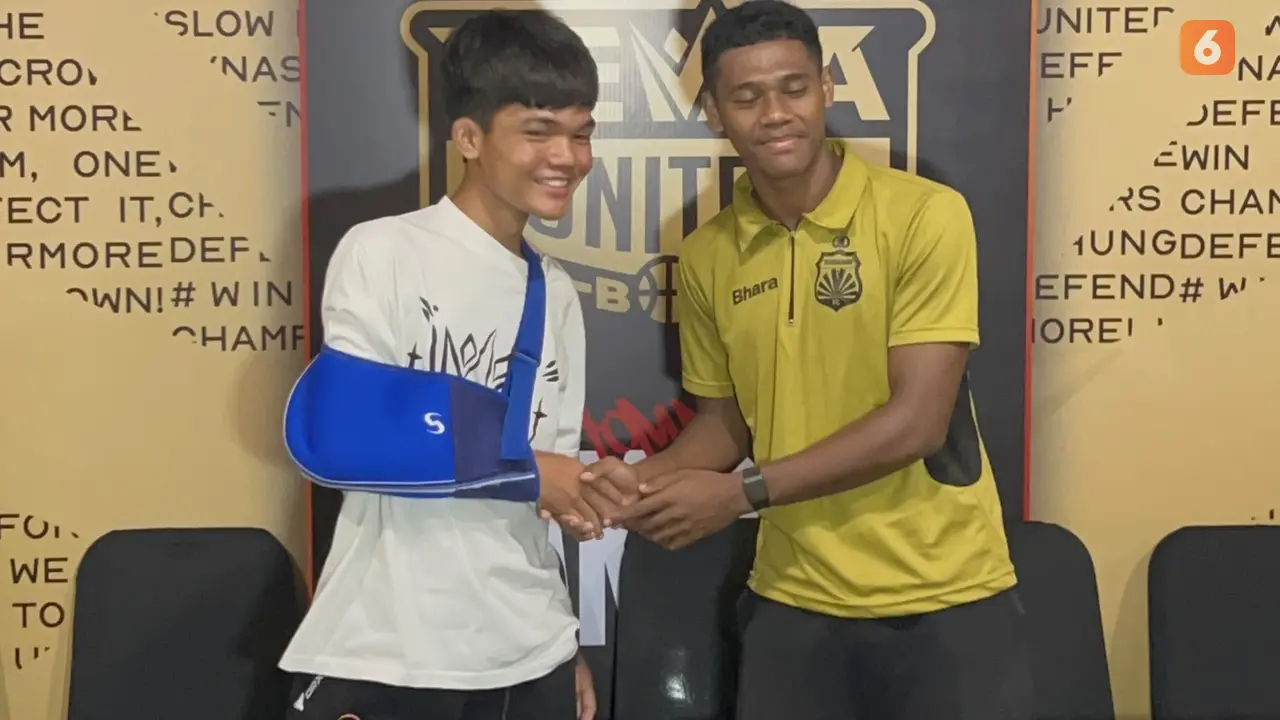 Rakha Nurkholis (Dewa United U-20) dan Fadly Alberto (Bhayangkara FC U-20)