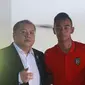 CEO Bali United, Yabes Tanuri, berfoto bersama pemain muda rekrutan baru timnya, Dallen Doke, dan agen dari sang pemain, Mulyawan Munial. (Instagram: Muly Munial)