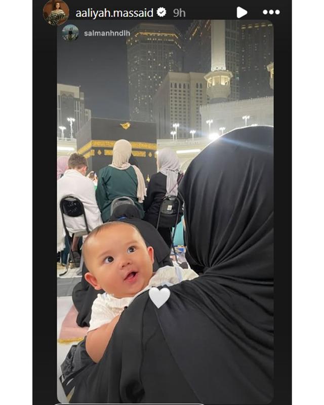 6 Momen bahagia Aaliyah dan Thariq Halilintar umrah bareng Baby Arash