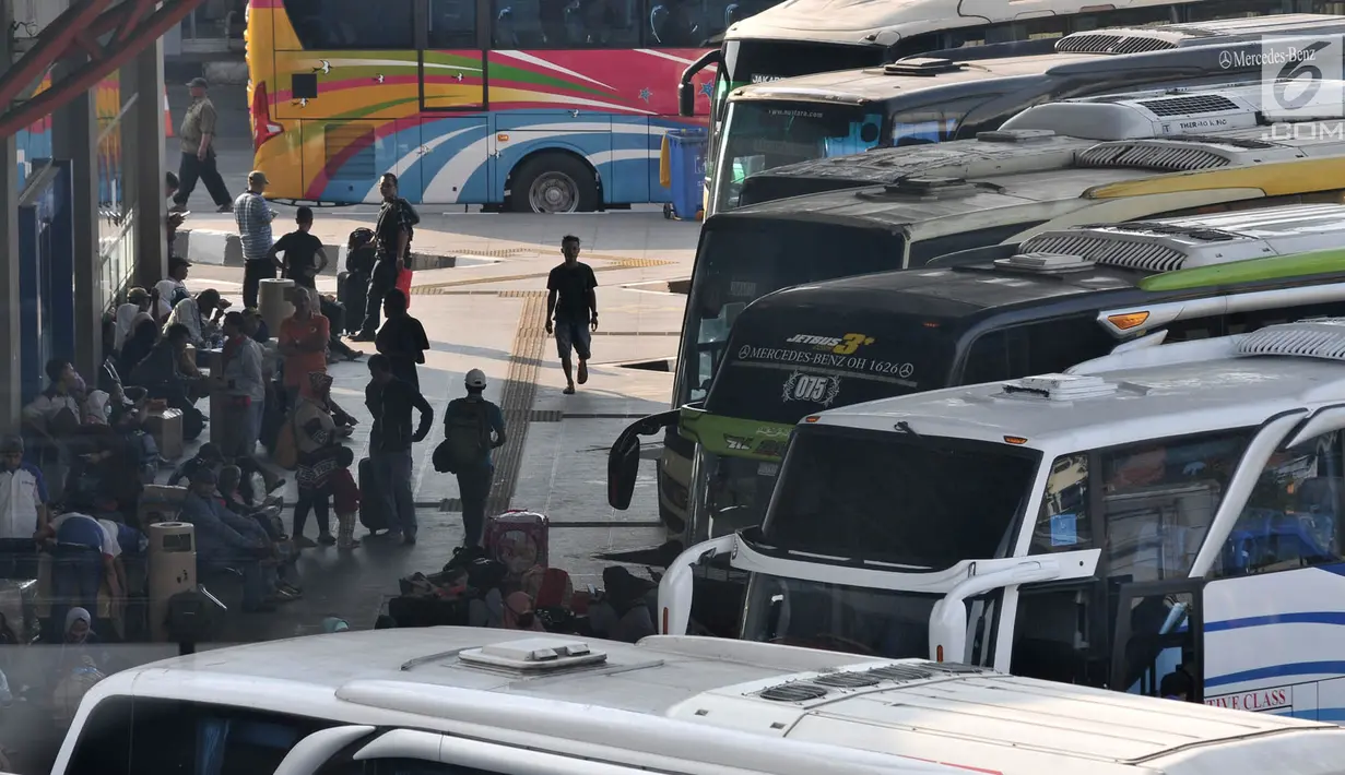 Bus terparkir di Terminal Pulogebang, Jakarta, Selasa (28/5/2019). H-8 Lebaran, tercatat hingga sore ini jumlah penumpang yang akan berangkat di Terminal tersebut menuju kota di Jawa Tengah, Barat, Timur, dan Sumatera mencapai 4.488 orang dengan jumlah bus AKAP 176 bus.(merdeka.com/Iqbal S. Nugroho)