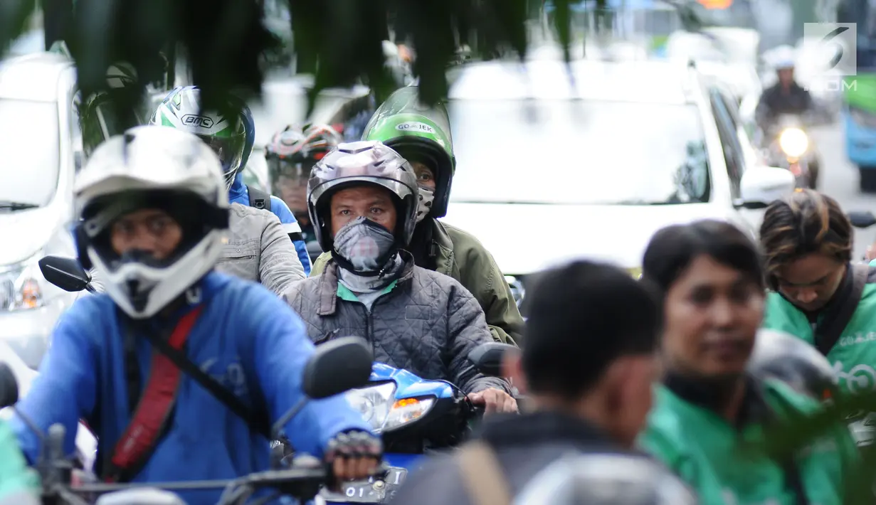 Pengendara motor melintasi Jalan Jenderal Sudirman, Jakarta, Jumat (14/7). Kepala Dinas LHK DKI Jakarta Isnawa Adji menjelaskan kualitas udara yang buruk terjadi di hampir seluruh Jakarta terutama di pusat industri. (Liputan6.com/Helmi Fithriansyah)