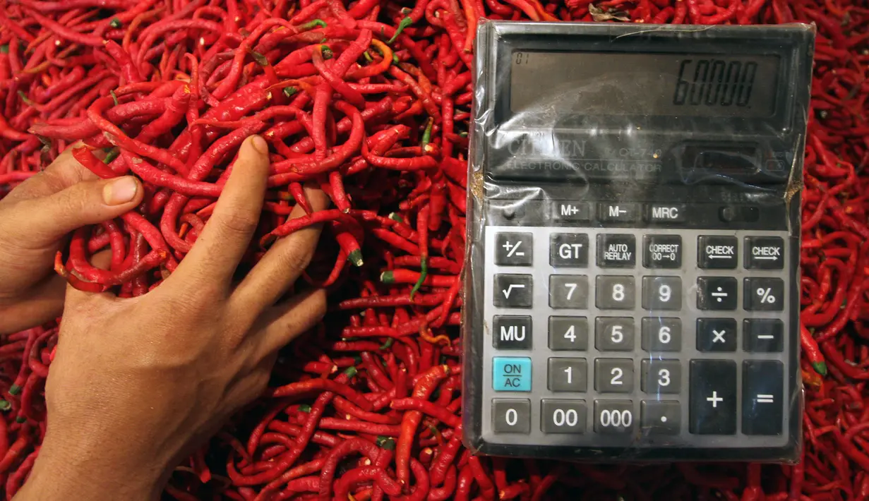 Akibat cuaca ekstrem yang melanda beberapa wilayah penghasil cabai dan rencana kenaikan BBM membuat harga cabai keriting menjadi mahal, Jakarta, Selasa (11/11/2014)(Antara Foto/M Agung Rajasa) 
