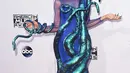 Musisi nyentrik Z Lala masuk ke dalam deretan gaun terburuk American Music Awards 2015. Tak heran, ia mengenakan gaun biru dengan bentuk gurita di bagian bawahnya. (AFP/Bintang.com)
