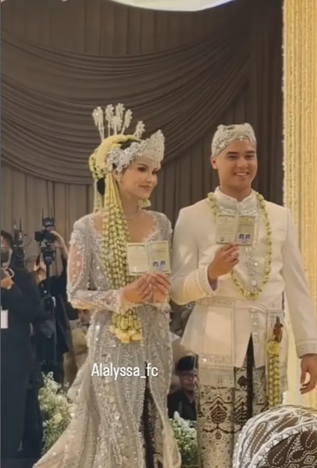 8 Potret detail gaya Alyssa Daguise pakai kebaya Sunda saat akad nikah, pesonanya bikin pangling 