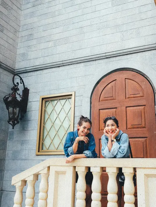 Selain mengunggah foto bersama, Mila juga ikut merayakan ulang tahun Enzy bersama yang lainnya. Seperti yang terlihat di foto, kebahagiaan besar juga terlihat di momen perayaan ulang tahun Enzy tahun ini. [Foto: Instagram/jscmila]