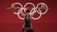 Rahmat Erwin Abdullah berhasil mengangkat total barbel di kelas 73 kg putra Grup B seberat 342 kg. Di angkatan snatch ia mengangkat barbel seberat 152 kg dan di clean and jerk 190 kg. (Foto: AP/Luca Bruno)