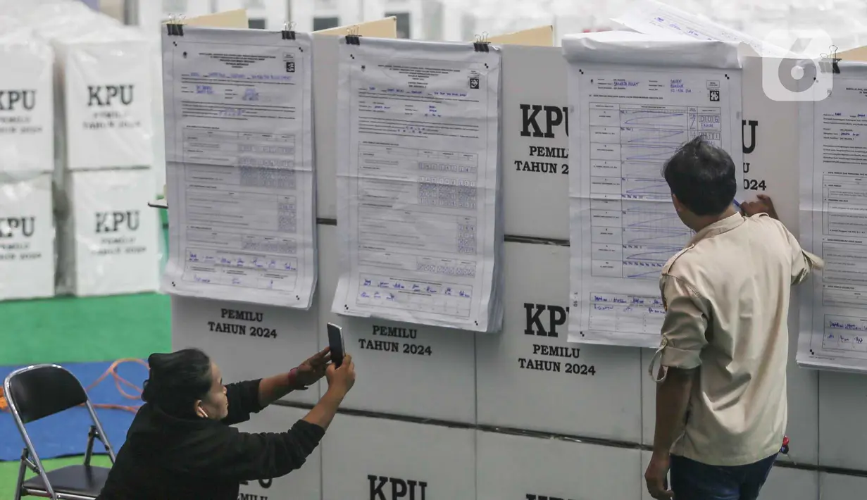 PPK Kecamatan Senen mulai melakukan proses rekapitulasi surat suara dari seluruh TPS di tiap kelurahan di daerah tersebut. (Liputan6.com/Angga Yuniar)