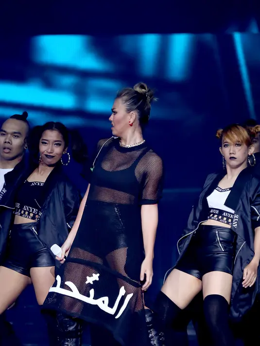 Dalam penampilannya, penyanyi multitalenta itu mengenakan busana yang cukup mencolok tembus pandang. (Andy Masela/Bintang.com)