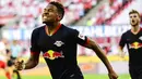 Gelandang RB Leipzig, Christopher Nkunku, melakukan selebrasi usai membobol gawang Koln pada laga Bundesliga di Stadion Rhein Energie, Senin (1/6/2020). RB Leipzig menang dengan skor 4-2. (AP/Ina Fassbender)