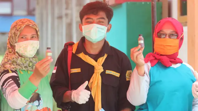 Pembagian gratis antiseptik alami itu sebagai bagian kampanye dalam penanggulangan penyebaran Covid-19. (Foto: Liputan6.com/Galoeh Widura)