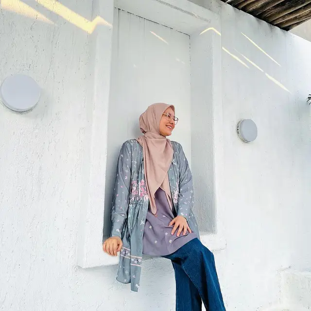 6 Gaya Berhijab Ria Miranda yang Anggun Bisa Jadi Inspirasi Busana untuk Pengajian Ramadan
