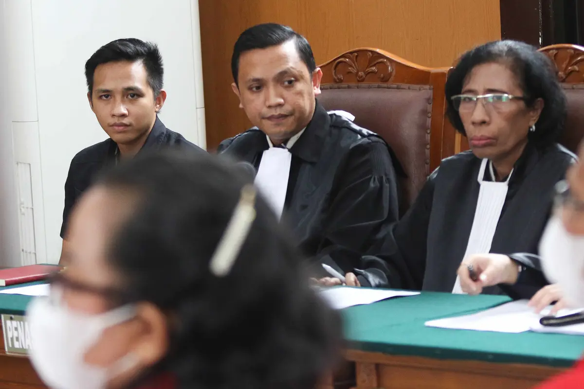 Jelang Sidang, Bharada E Berlutut Dihadapan Orang Tua Brigadir J