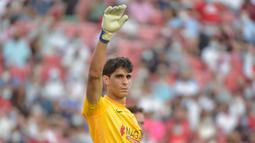 Yassine Bounou. Kiper Sevilla asal Maroko berusia 30 tahun yang akrab disapa Bono ini telah 3 musim berseragam Los Palanganas dan telah mencetak 14 kali clean sheet dari total 30 laga. Rinciannya, 12 kali di Liga Spanyol dan 2 kali di Liga Champions. (AFP/Cristina Quicler)