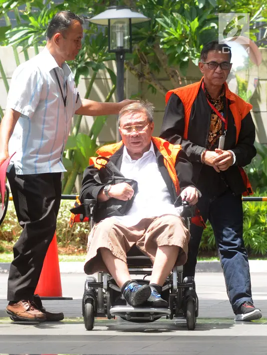 Bupati nonaktif Mesuji Khamami (kanan) dan Dirut PT Wijaya Kusuma Emindo (WKE) Budi Suharto tiba di Gedung KPK, Jakarta, Senin (11/2). Budi diperiksa sebagai tersangka terkait suap proyek SPAM TA 2017-2018 di Kementerian PUPR. (Merdeka.com/Dwi Narwoko)