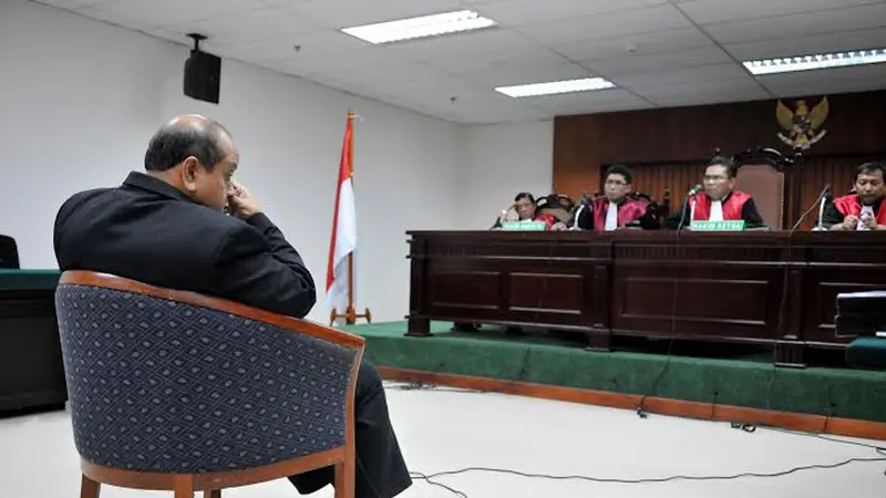 [FOTO] Ekspresi Mengantuk Emir Moeis Saat Sidang Pledoi