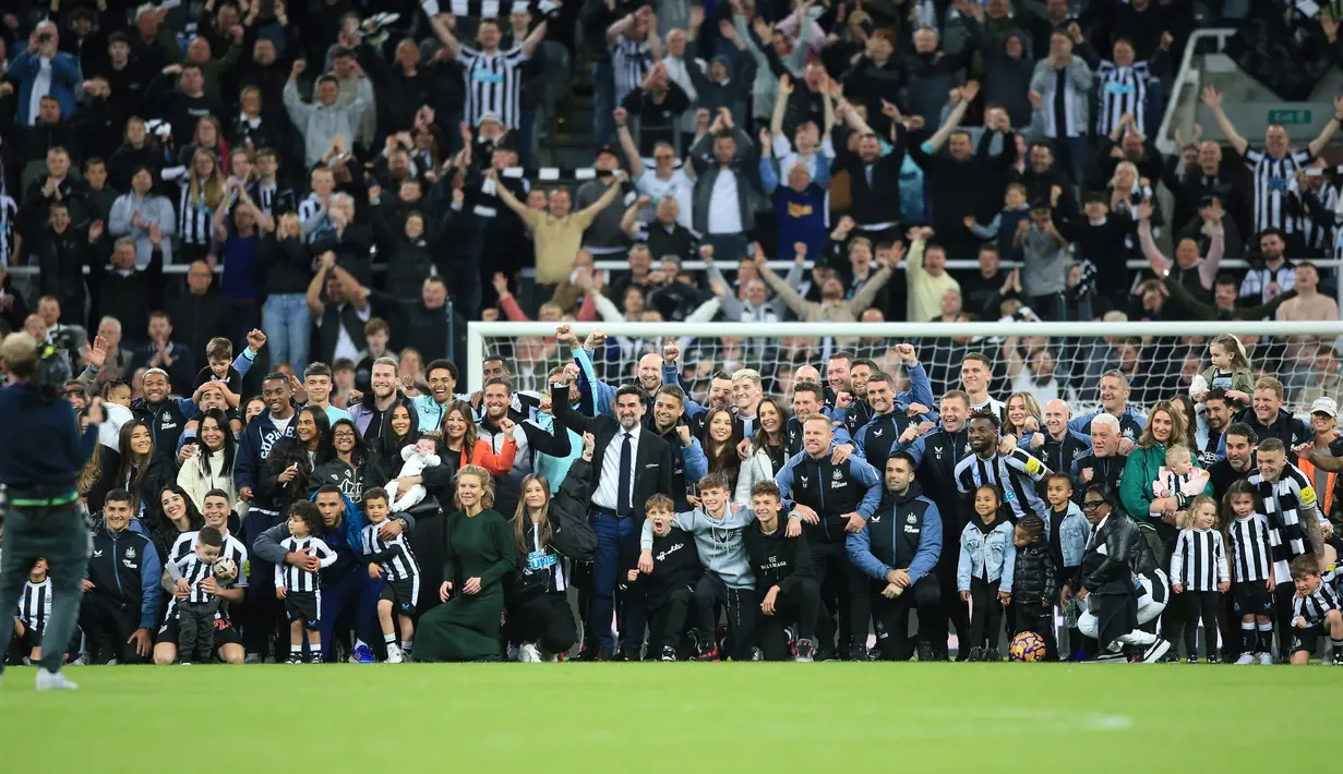 Skuad Newcastle United foto bersama setelah laga melawan Leicester City pada pekan ke-37 Premier League 2022-2023, Selasa (23/5/2023). Hasil imbang melawan Leicester membawa The Magpies lolos ke Liga Champions musim depan. (AFP/Lindsey Parnaby)