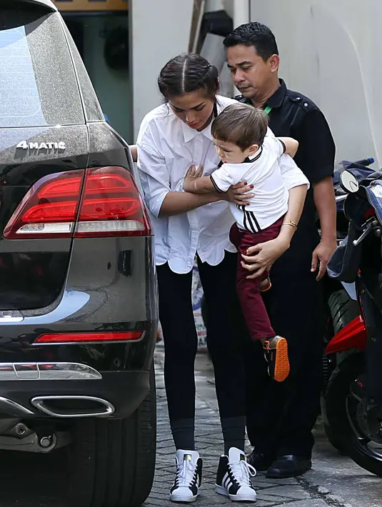 "Mudah-mudahan adik-adik yang akan dioperasi hari ini bisa lancar dan sehat. Buat orangtua yang ada di sini, semoga kuat dan bisa mendidik anaknya dengan baik," ujar Jessica Iskandar. (Nurwahyunan/Bintang.com)