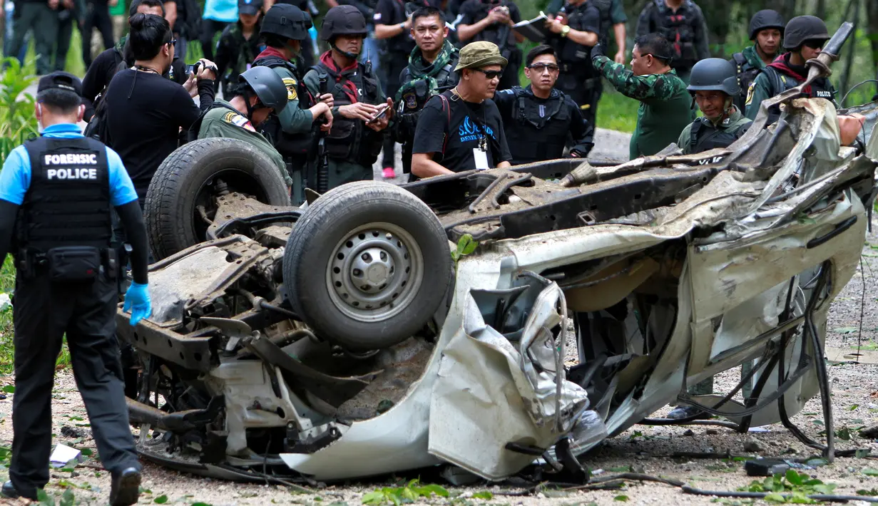 Kondisi sebuah mobil yang terkena ledakan dari bom yang disembunyikan di bawah tanah di provinsi Yala, selatan Thailand, Jumat (23/9). Dalam insiden terbaru, tiga polisi tewas setelah mobil mereka terkena bom. (REUTERS/Surapan Boonthanom)