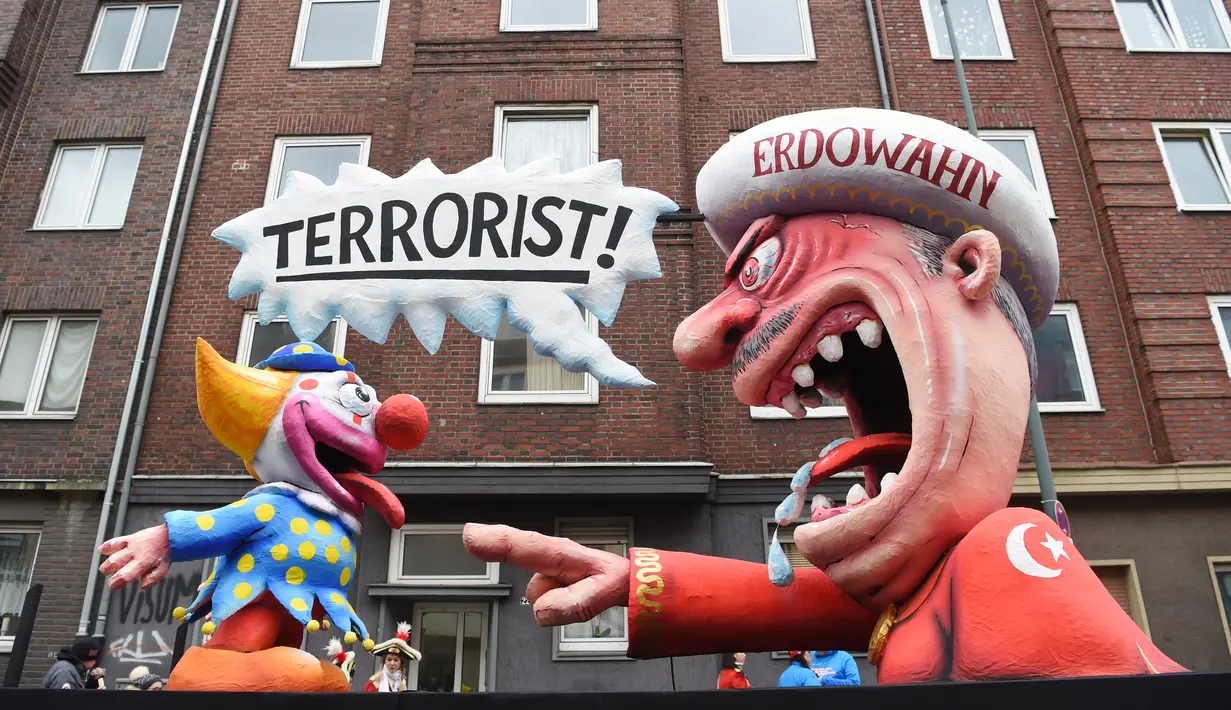 Sebuah patung yang mengilustrasikan Presiden Turki, Recep Tayyip Erdogan ikut dalam karnaval tradisional 'Rose Monday' di Dusseldorf, Jerman, Senin (27/2). Karnaval 'Rose Monday' berisi sindiran satir para pemimpin dunia. (AFP PHOTO / Patrik STOLLARZ)