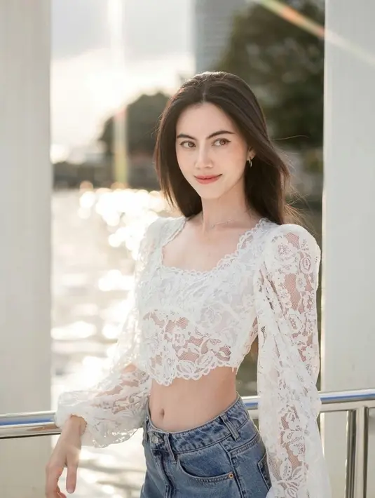 Aktris kelahiran Bangkok, 16 Mei 1992 selalu mencuri perhatian terkait gaya penampilan. Gaya penampilannya simpel tapi menawan dari Davika membuat para penggemarnya kian jatuh hati. Seperti saat Davika kenakan outfit putih yang membuatnya terlihat feminin. (Liputan6.com/IG/@davikah)