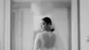 Punya detail love di bagian belakangnya, kebaya dengan sentuhan modern ini semakin manis dengan wedding veil yang menyempurnakan sanggul kepala sang mempelai wanita. (instagram.com/akhairunnisa)
