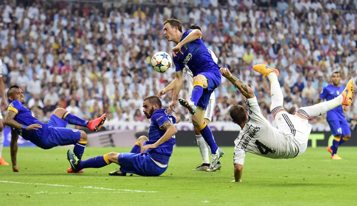 Pemain bertahan Juventus berjuang mempertahankan area pertahanan saat melawan Real Madrid. (AFP/Gerard Julien)