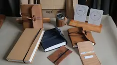 Doni Arifianto sukses berbisnis buku agenda berbahan kulit. Puluhan juta rupiah omzet diraupnya tiap bulan dengan mempekerjakan tukang becak di sekitar rumahnya.