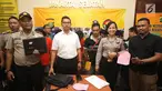 Petugas menunjukkan barang bukti serta puluhan pria yang dianggap preman di Mapolres Metro Jakarta Selatan, Selasa (5/9). Polres Metro Jakarta Selatan menjaring 47 preman karena terlibat pemalakan dan mengamen. (Liputan6.com/Immanuel Antonius)