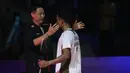 Laga final Indonesia Masters 2026 akan berlangsung di Istora Gelora Bung Karno, Senayan, Jakarta pada Minggu, 25 Januari 2026. Tampak dalam foto, pebulu tangkis tunggal putra Indonesia, Alwi Farhan mendapat ucapan selamat dari pelatihnya usai mengalahkan wakil Taiwan, Chi Yu Jen pada babak semifinal Indonesia Masters 2026 di Istora Gelora Bung Karno, Senayan, Jakarta, Sabtu (24/1/2026). (Bola.com/M Iqbal Ichsan)