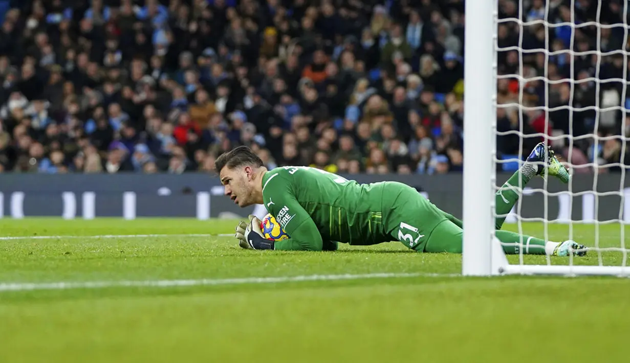 Penjaga gawang Manchester City Ederson menangkap bola saat melawan Brentford pada pertandingan sepak bola Liga Inggris di City of Manchester Stadium, Manchester, Inggris, 9 Februari 2022. Manchester City menang 2-0. (AP Photo/Jon Super)