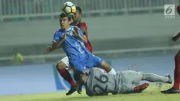 Penjaga gawang Indonesia U-23, Andritany (bawah) berjibaku mengamankan pertahanan dari serangan pemain Uzbekistan pada laga PSSI Anniversary 2018 di Stadion Pakansari, Kab Bogor, Kamis (3/5). Babak pertama imbang 0-0. (Liputan6.com/Helmi Fithriansyah)