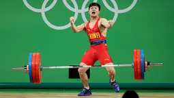 Lifter Tiongkok Long Qingquan bersorak setelah berhasil mengangkat beban pada cabang angkat besi putra selama Olimpiade Rio 2016, Minggu (7/8). Long mencetak rekornya pada cabang angkat besi kelas 56 kg dengan total angkatan 307 kg. (REUTERS/Stoyan Nenov)
