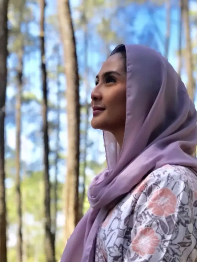 6 Potret Maudy Koesnaedi Tampil Berhijab, Bikin Pangling