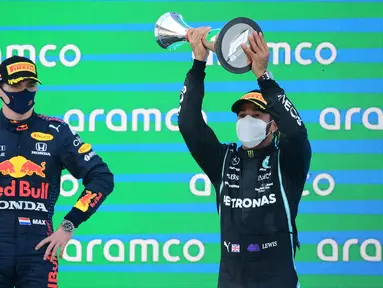 Lewis Hamilton (kanan) berhasil keluar sebagai pemenang di balapan Formula 1 2021, yang berlangsung di Circiut de Barcelona, Catalunya, Minggu (9/5/2021) malam WIB setelah mengungguli Max Verstappen. (Foto: AFP/Lluis Gene)