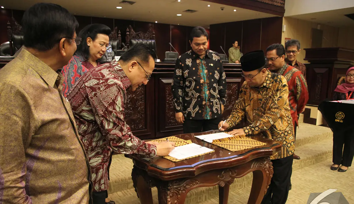 Ketua DPD Irman Gusman (kedua kiri) bersama Ketua BPK Harry Azhar Aziz (kanan) menandatangani berita acara penyerahan laporan hasil iktisar semester I tahun 2014, Jakarta, Jumat (5/12/2014). (Liputan6/Andrian M Tunay) 