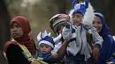 Anak-anak ditemani orang tua hadir dalam acara parade Persib Bandung Juara Piala Presiden 2015 di Kota Baru, Bandung, Minggu (25/10/2015). (Bola.com / Nicklas Hanoatubun)