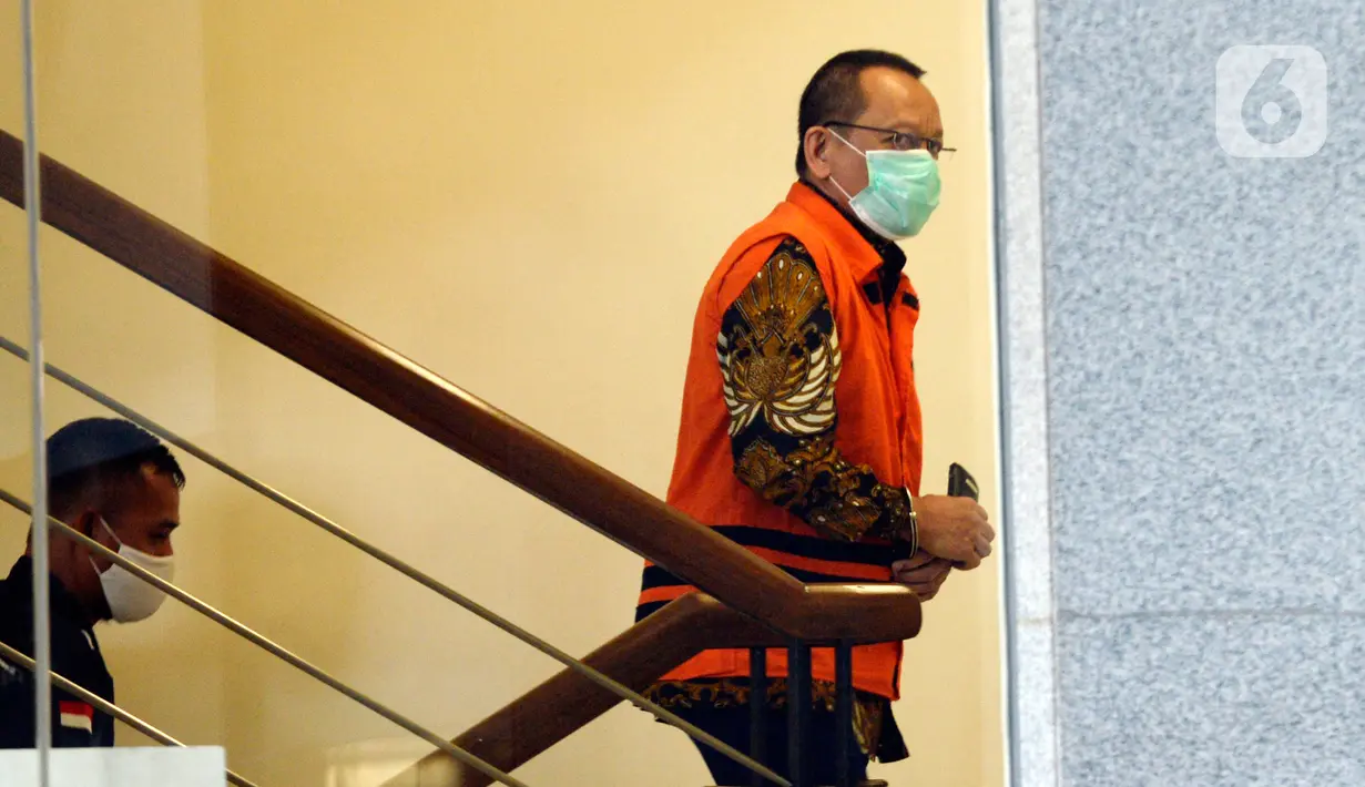 Mantan Sekretaris MA, Nurhadi bersiap menjalani pemeriksaan di Gedung KPK, Jakarta, Rabu (17/6/2020). Nurhadi diperiksa sebagai saksi untuk menantunya Rezky Hebriyono terkait kasus dugaan suap gratifikasi pengurusan perkara di Mahkamah Agung Tahun 2011-2016. (merdeka.com/dwi narwoko)