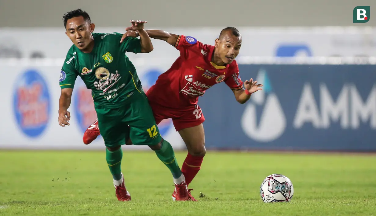 Riko Simanjuntak (kanan). Pemain sayap berusia 30 tahun ini kini memasuki musim keempatnya bersama Persija Jakarta sejak didatangkan dari Semen Padang Februari 2018. Bersama Persija di BRI Liga 1 2021/2022 ia telah mencetak 7 assist dari 21 laga yang dimainkan. (Bola.com/Bagaskara Lazuardi)